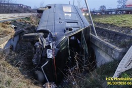 Vážná nehoda na dálnici D5: Mikrobus s cestujícími skončil na boku mimo vozovku