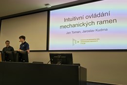 Revoluce v ovládání bagrů a jeřábů z Plzně: Studenti gymnázia míří s „robotickou paží“ do finále v Praze