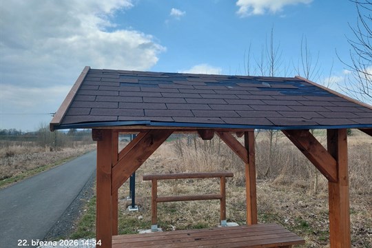 Vandalové úřadovali na cyklostezce: Nový přístřešek u Klatov je poničen