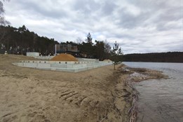 Větší komfort pro plavce: Plzeň instaluje na Boleváku nová plovoucí mola