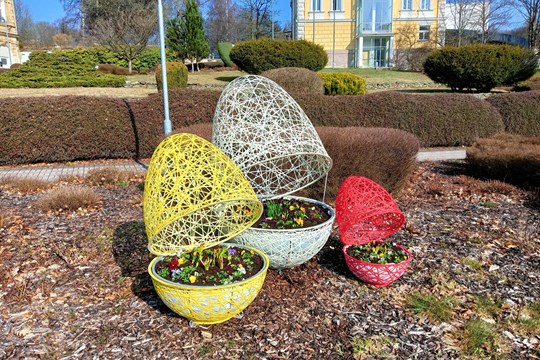 Aš se oblékla do svátečního: Ulice města už zdobí obří vejce i zajíci