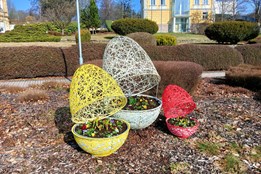 Aš se oblékla do svátečního: Ulice města už zdobí obří vejce i zajíci