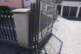 Noční náraz a rychlý útěk. Po viníkovi nehody na Tachovsku zbyl jen rozbitý plot